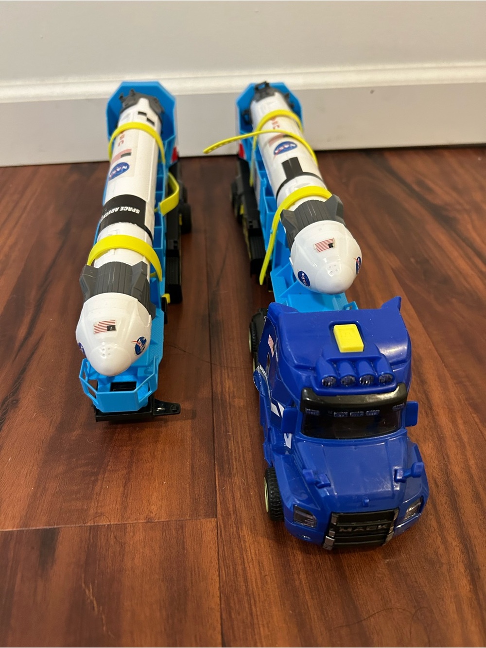 Daron Space Adventure Truck Trailer NASA USA Rocket Transporter “Read” - Picture 2 of 10